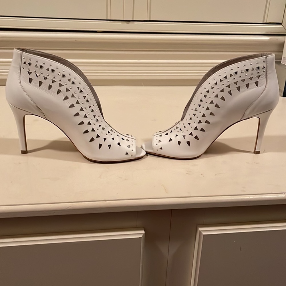 Vince Camuto size 8 white like new leather booties 4” heel UEC - Picture 5 of 5